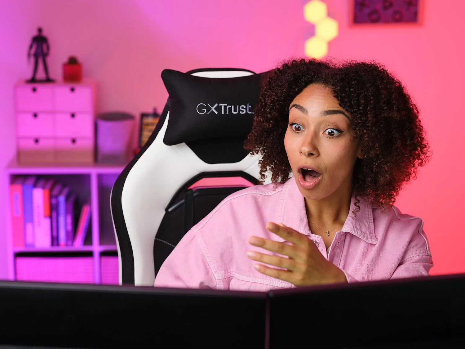 TRUST GXT714W RUYA GAMING CHAIR - WHITE