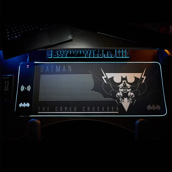 Numskull Batman - Oversize Gaming Måtte & Mobil oplader